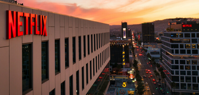 Netflix-Bürogebäude am Sunset Boulevard in Los Angeles mit großem roten Netflix-Schriftzug bei Sonnenuntergang.