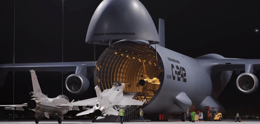 Visualisierung des WindRunner von Radia mit geöffneter Bugklappe. Ein F-16-Kampfflugzeug befindet sich im Laderaum, zwei weitere stehen vor dem Flugzeug.